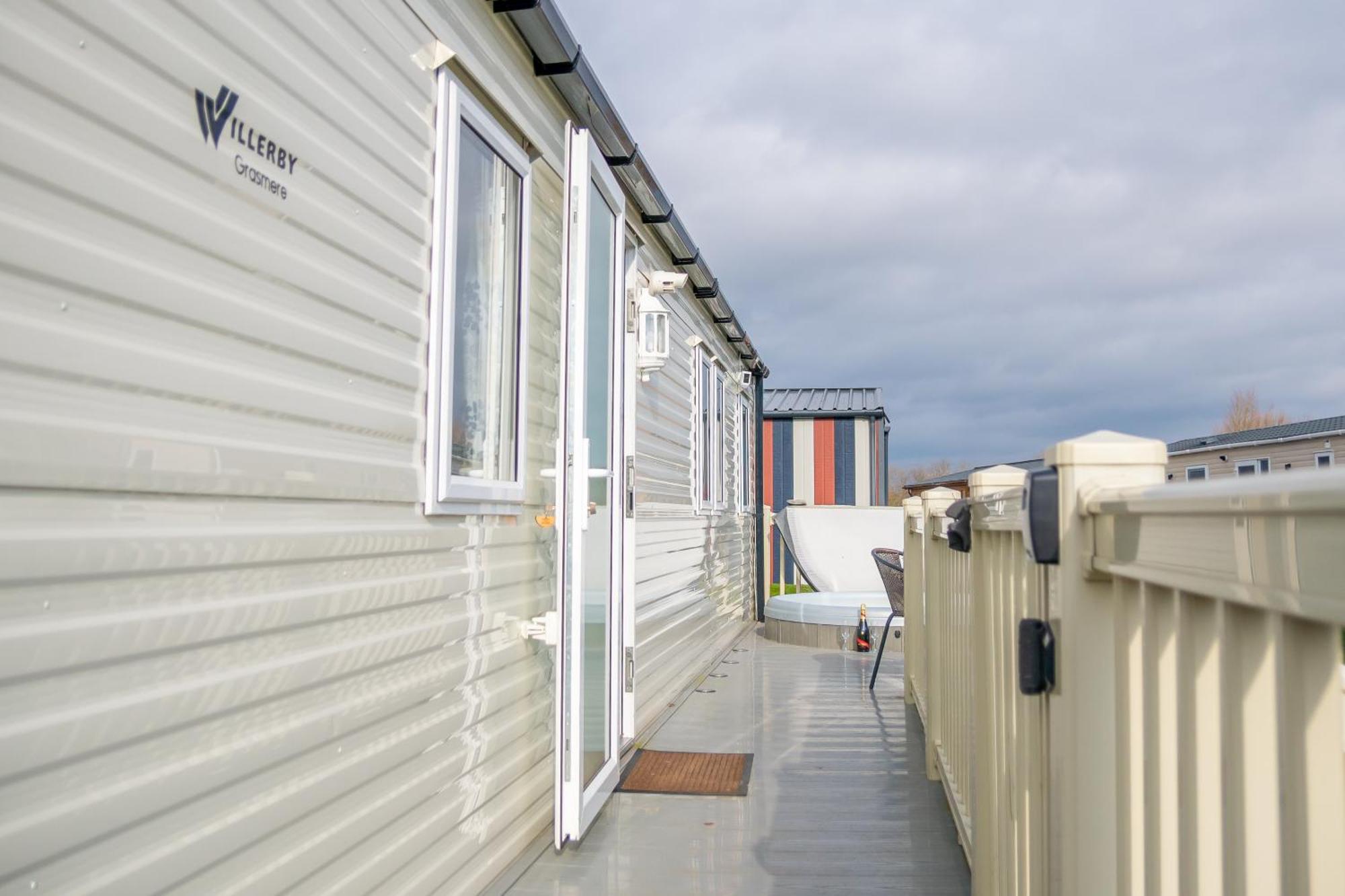 64 Lancaster The Lazy Willow 3 Bedroom Hot Tub Caravan Tattershall Lakes Buitenkant foto