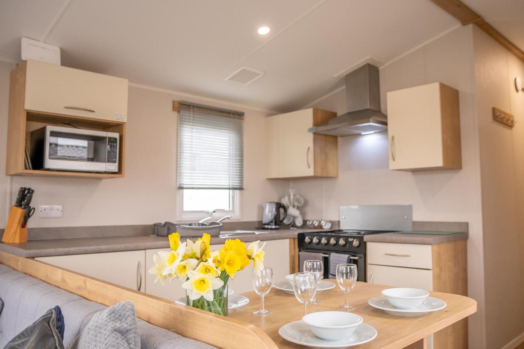 64 Lancaster The Lazy Willow 3 Bedroom Hot Tub Caravan Tattershall Lakes Buitenkant foto