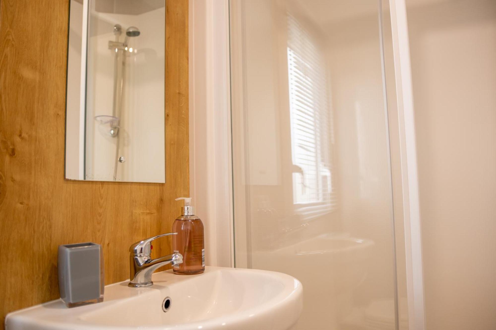 64 Lancaster The Lazy Willow 3 Bedroom Hot Tub Caravan Tattershall Lakes Buitenkant foto