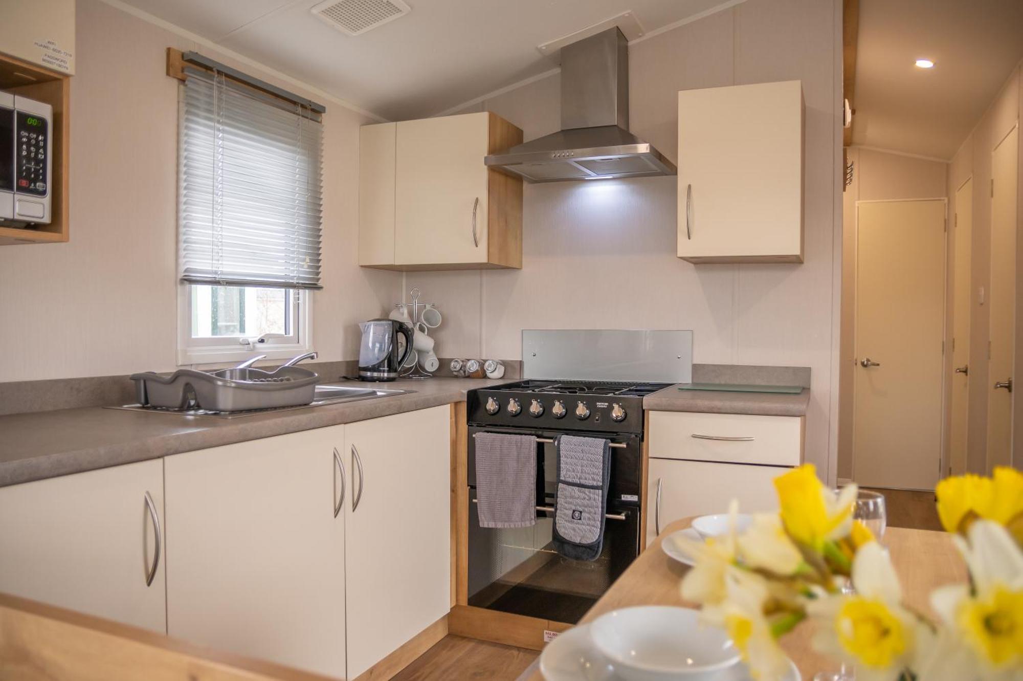 64 Lancaster The Lazy Willow 3 Bedroom Hot Tub Caravan Tattershall Lakes Buitenkant foto