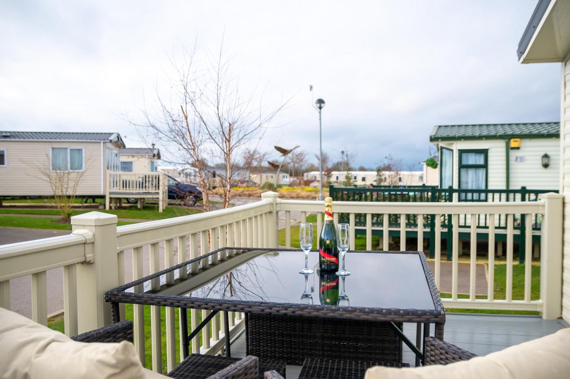 64 Lancaster The Lazy Willow 3 Bedroom Hot Tub Caravan Tattershall Lakes Buitenkant foto