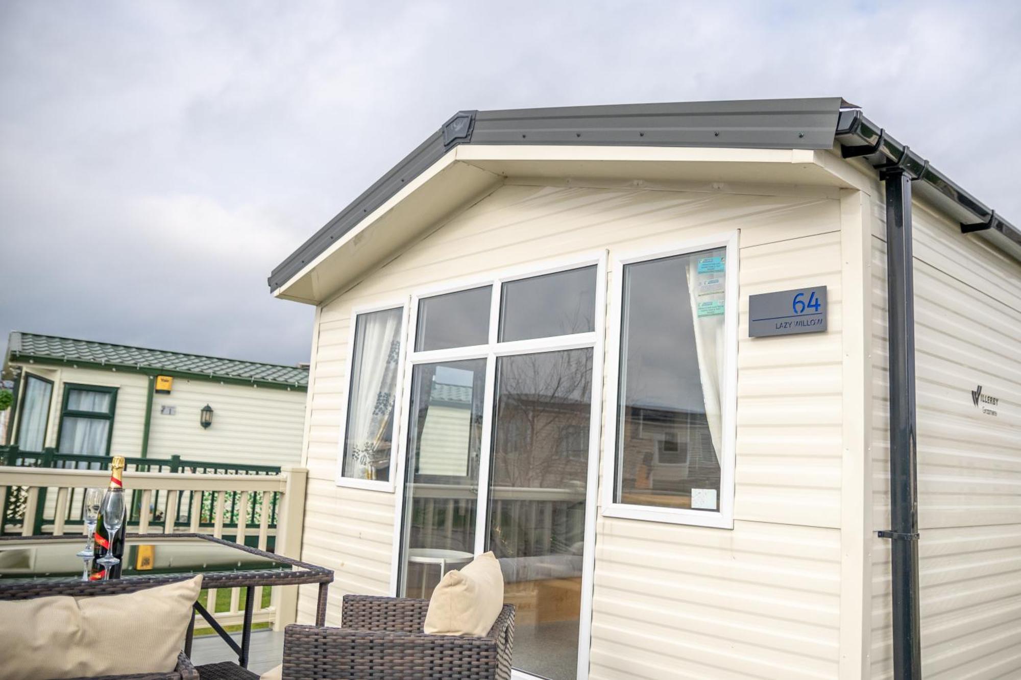 64 Lancaster The Lazy Willow 3 Bedroom Hot Tub Caravan Tattershall Lakes Buitenkant foto