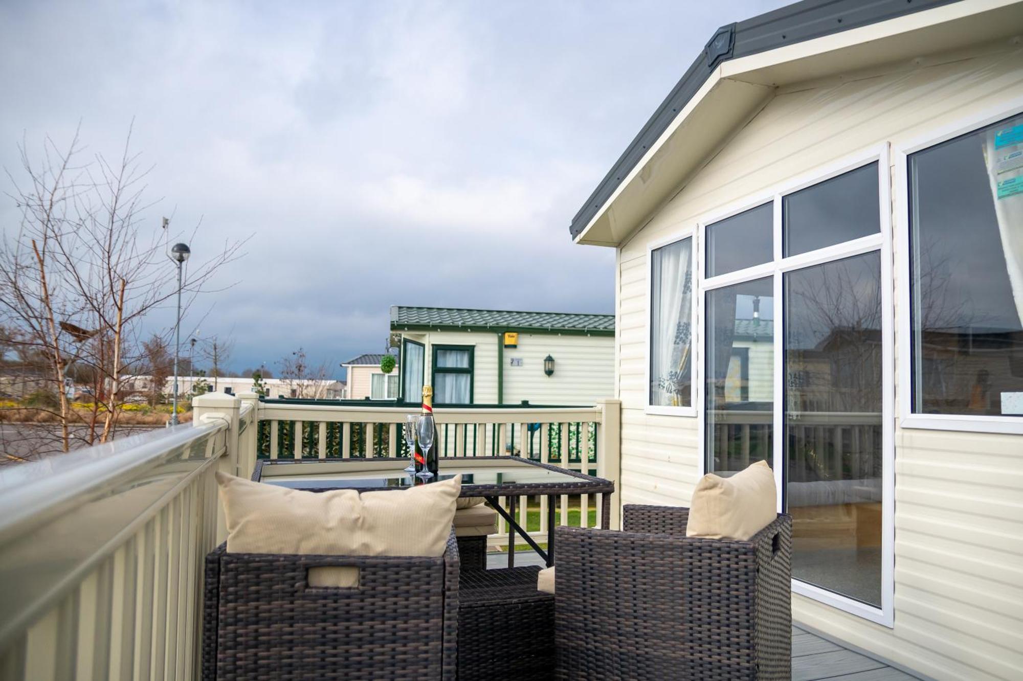 64 Lancaster The Lazy Willow 3 Bedroom Hot Tub Caravan Tattershall Lakes Buitenkant foto