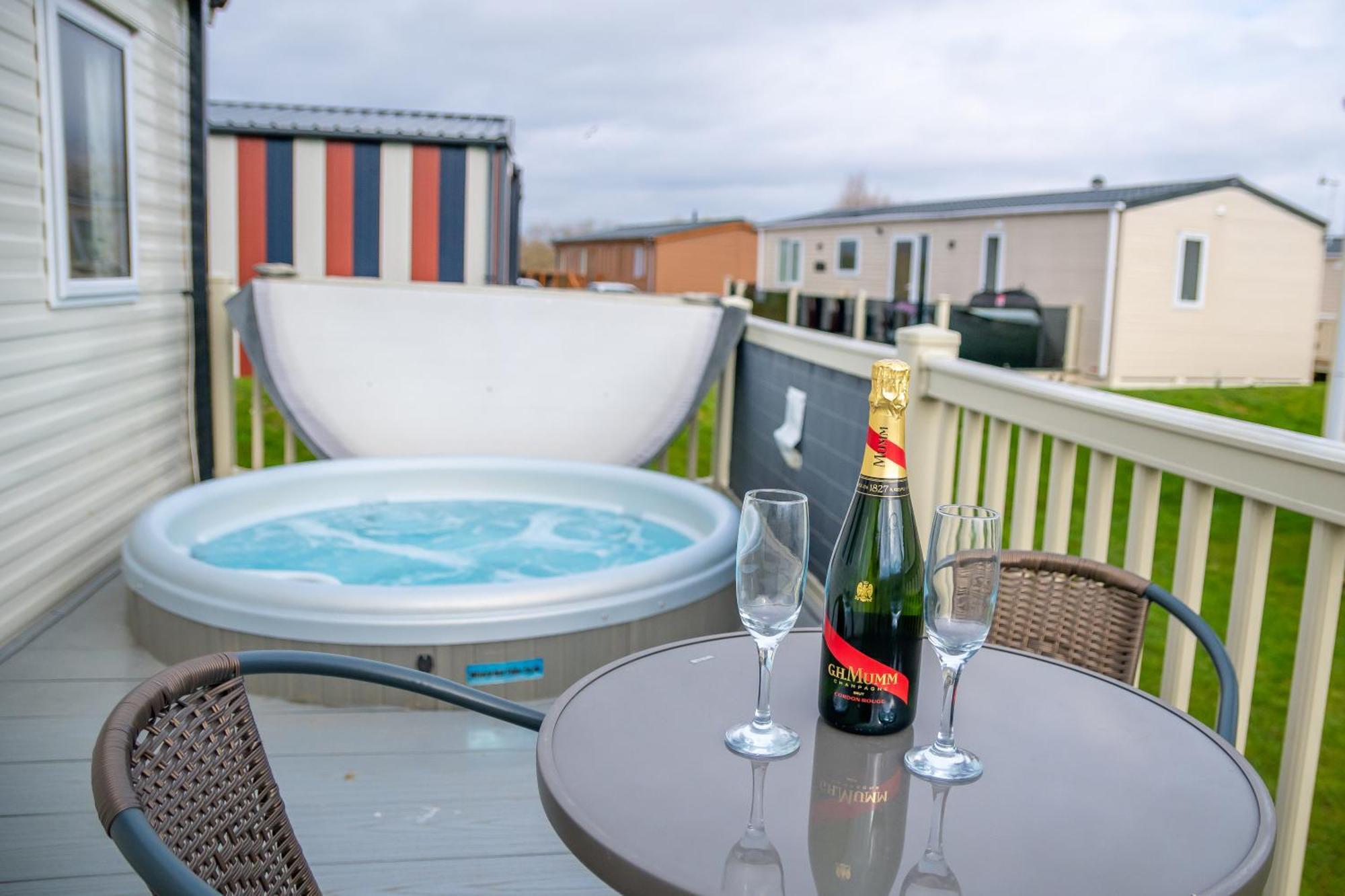 64 Lancaster The Lazy Willow 3 Bedroom Hot Tub Caravan Tattershall Lakes Buitenkant foto